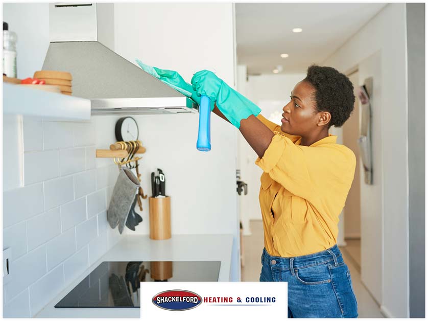 A women cleaning her kitchen